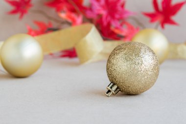 Noel top dekorasyonu ile akçaağaç yaprağı