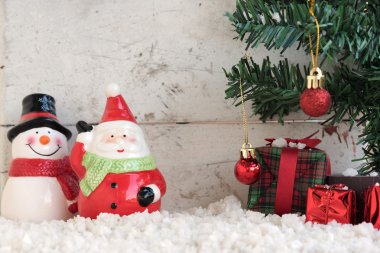 Noel Baba ve Noel ağacı vintage zemin ile kar kardan adam