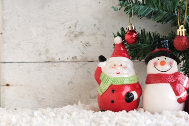 Noel Baba ve Noel ağacı vintage zemin ile kar kardan adam