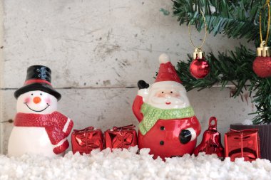 Noel Baba ve Noel ağacı vintage zemin ile kar kardan adam