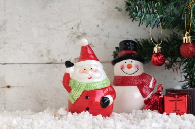 Noel Baba ve Noel ağacı ile kar kardan adam