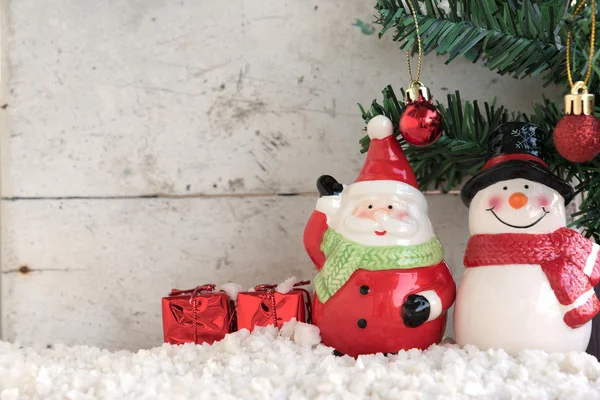 Mikulás és a hóember a hó, a vintage hátteret a karácsonyfa — Stock Fotó