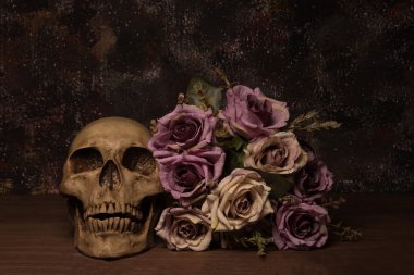 Natürmort resim fotoğrafçılık insan kafatası ve rose ile woo