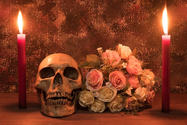 Fotografia de pintura ainda vida com crânio humano, rosa e vela — Fotografia de Stock