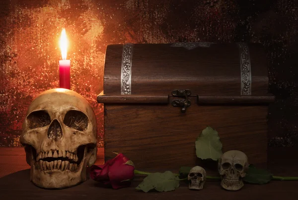 Stillleben-Malerei Fotografie mit menschlichem Schädel, Rose, Kerze — Stockfoto