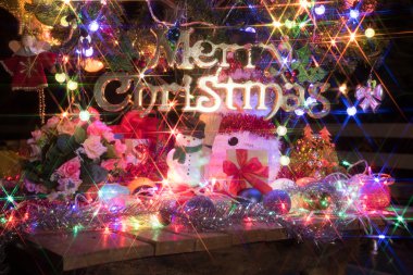 kardan adam ve ışık ile dekore edilmiş bir Noel ağacı