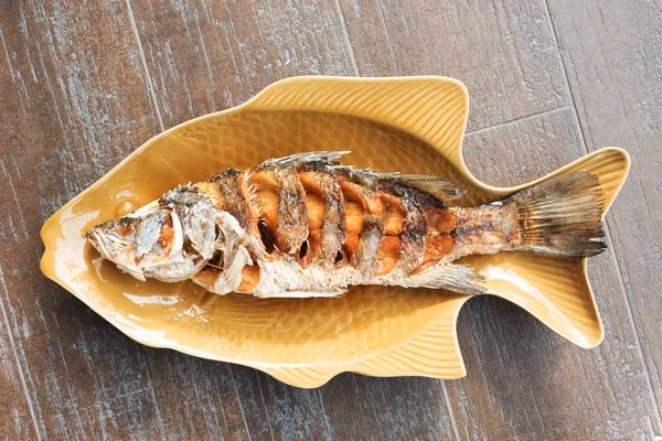 Pește ars în farfurie de pește mâncare thailandeză delicioasă — Fotografie, imagine de stoc