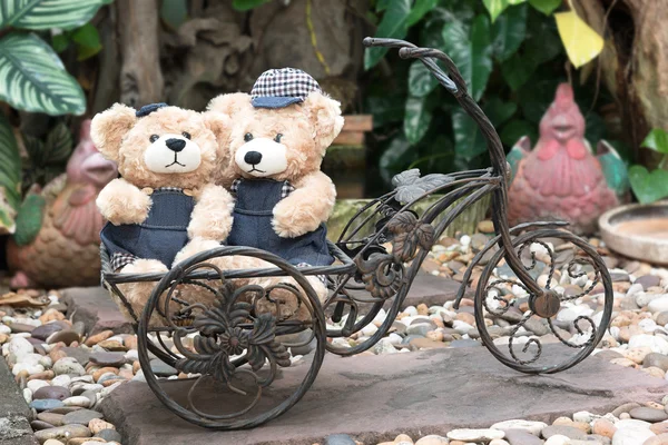 Zwei Teddybären auf Garten Hintergrund — Stockfoto