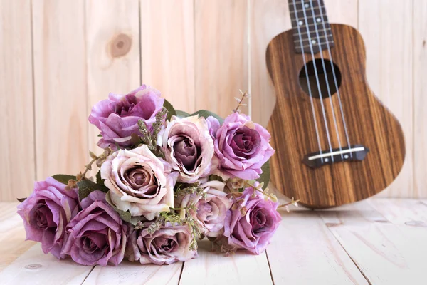 Троянди з укулеле на дерев'яному фоні — стокове фото