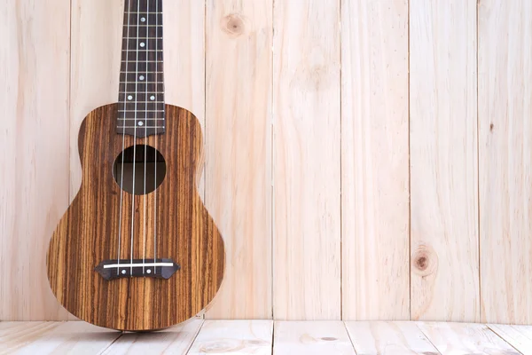 O ukulele no fundo de madeira — Fotografia de Stock
