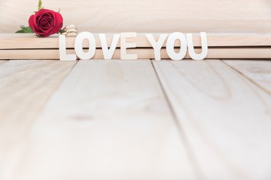 kırmızı gül ve Pırlanta Yüzük