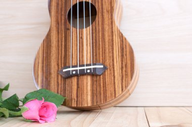 ukulele ile gül ahşap arka plan üzerinde
