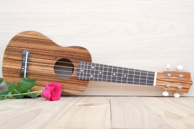 ukulele ile gül ahşap arka plan üzerinde