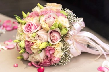 çiçek buketi pembe tonu