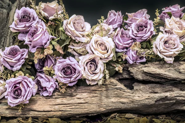 Натюрморт з фіолетовими трояндами і деревиною — стокове фото