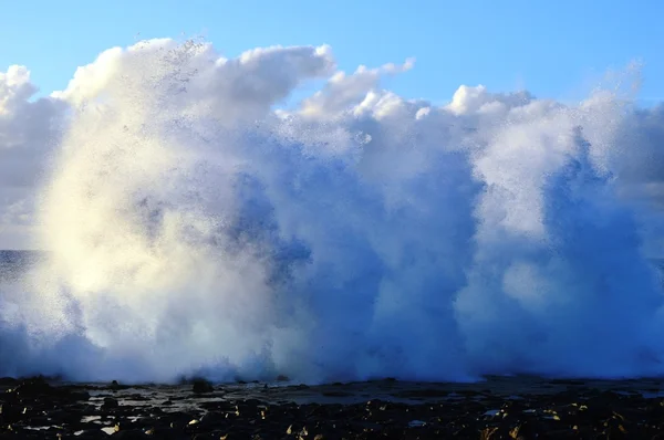 Golven op de rotsen. Gran Canaria. — Stockfoto