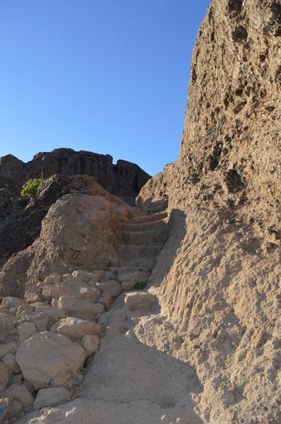 Camino a Roque Nublo, hermoso paisaje lleno de rocas  . — Foto de Stock