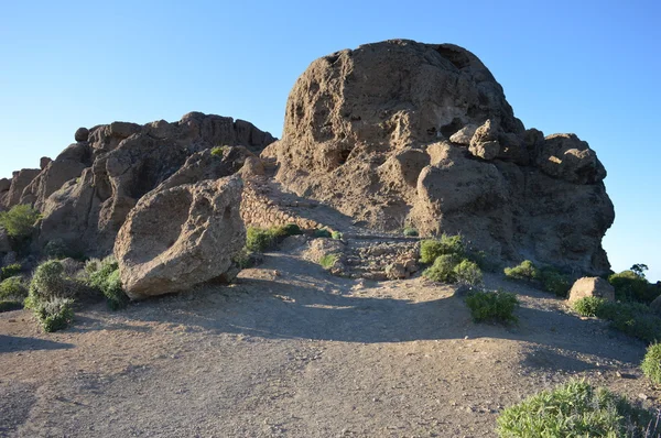 Camino a Roque Nublo, hermoso paisaje lleno de rocas  . — Foto de Stock