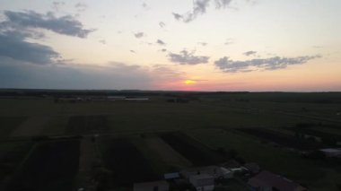 Gün batımı. Hava görüntüsü. Tatar köyü. Pembe bulut.