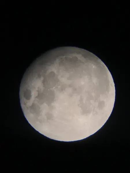 Яркая Большая Полная Луна — стоковое фото