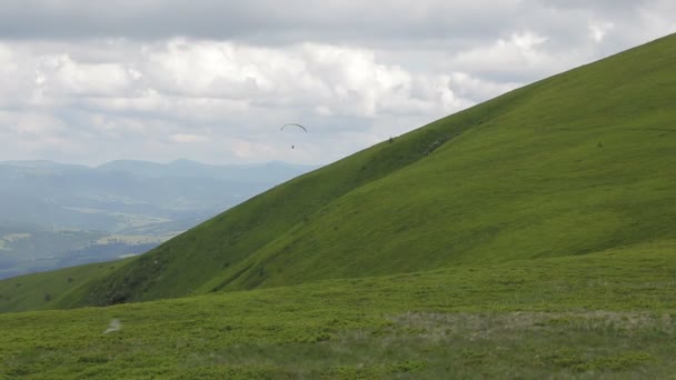 Paraglider över bergen — Stockvideo