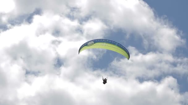 Parapente sobre montañas — Vídeos de Stock