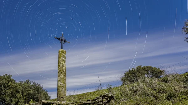 Cruz por la noche — Foto de Stock