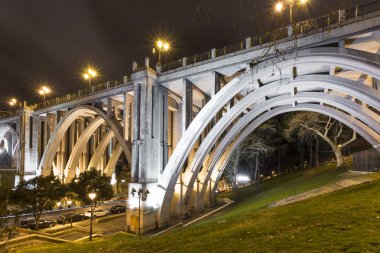 bir sokak şehrin üzerinden köprü