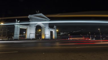 Geceleri anıtsal kapı