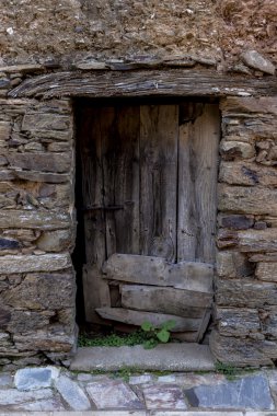 terk edilmiş eski kapı