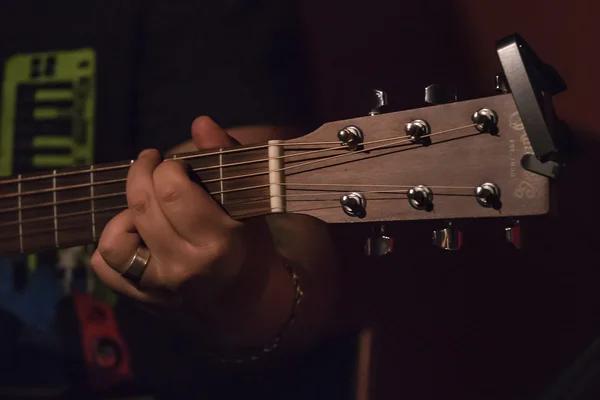 Tocar la guitarra en vivo — Foto de Stock