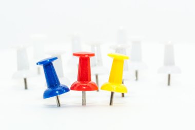 mavi ve kırmızı push pimleri