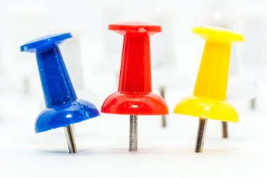 mavi ve kırmızı push pimleri