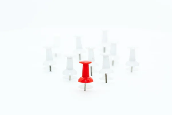 Kırmızı iğneye ön ve arka beyaz itme pimleri