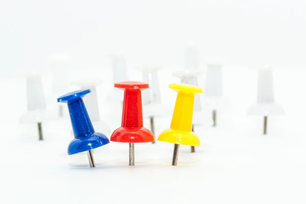 mavi ve kırmızı push pimleri