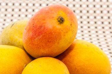 Olgun sarı ve kırmızı renkli mango meyve mat zemin üzerine