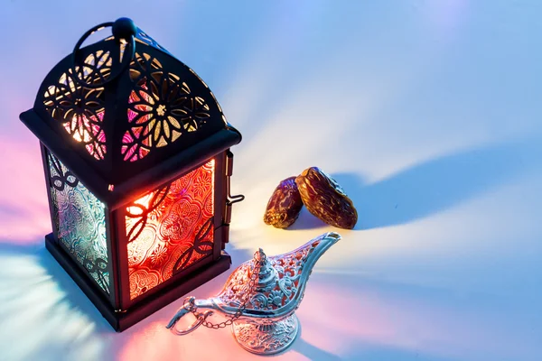Frutti della data Lampada di aladdini e lanterna arabica . Foto Stock
