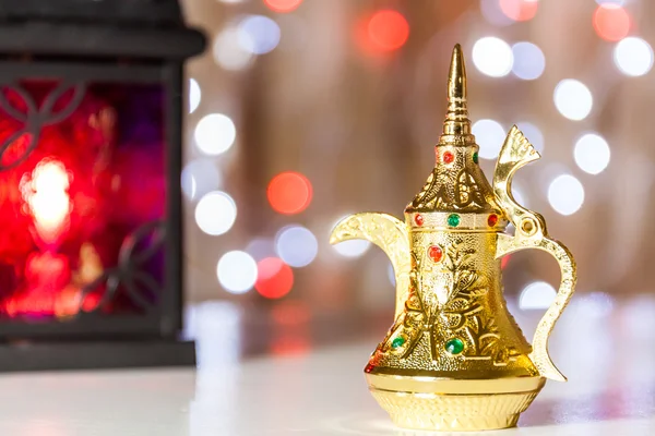 Altın Arapça cezve renkli ışıklı arka planda.