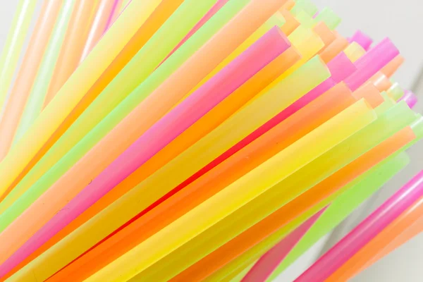 Яскраві кольори питної соломи пластикового типу — стокове фото