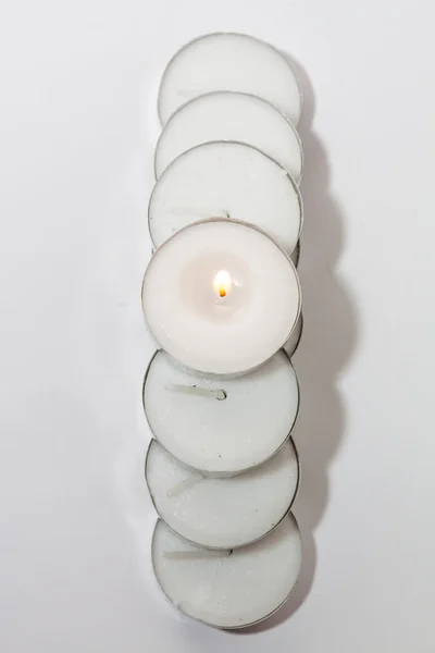 Düzenlenmiş yuvarlak mum ışıkları