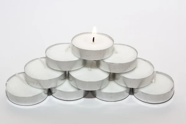 Düzenlenmiş yuvarlak mum ışıkları