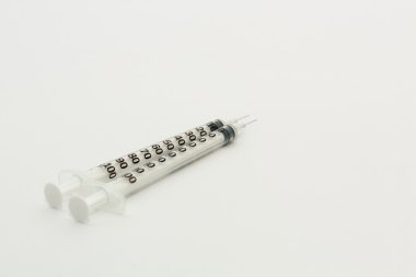 İki tek kullanımlık şırınga