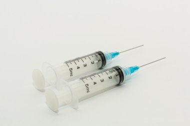 Mavi iğne ile iki tek kullanımlık 5ml şırınga