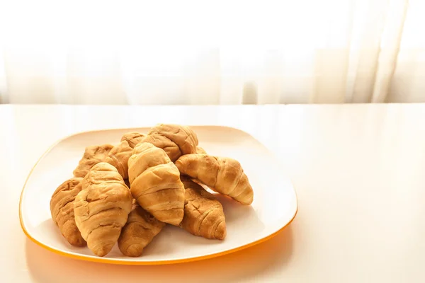 Kruvasan beyaz bir tabak içinde