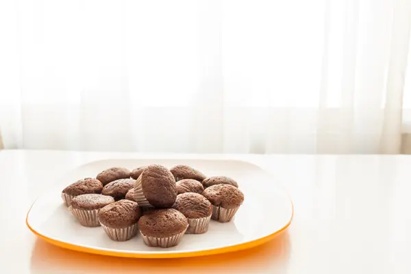 Beyaz bir tabak içinde lezzetli çikolatalı kek