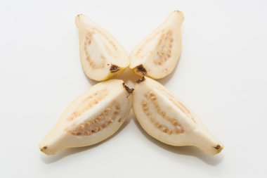 Guava meyve dört parçalar halinde kesilmiş