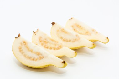 Guava meyve dört parçalar halinde kesilmiş