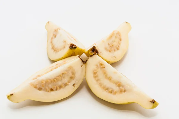 Guava meyve dört parçalar halinde kesilmiş