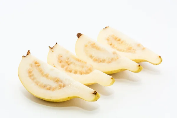 Guava meyve dört parçalar halinde kesilmiş