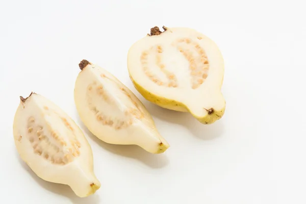 Guava meyve üç parçalar halinde kesilmiş